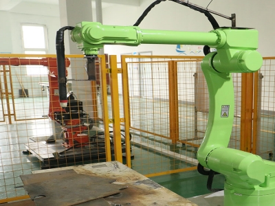 焊接机器人厂家提醒您，工作中一定要做好防护措施